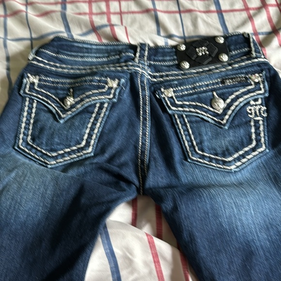 Miss Me 28,low rise bell bottom style.Small snag, can probably be pulled out.GUC - Picture 5 of 8